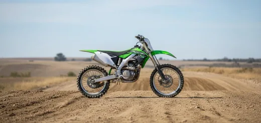 Kawasaki KX 250 в стандартной расцветке 2010 года выпуска вид сбоку