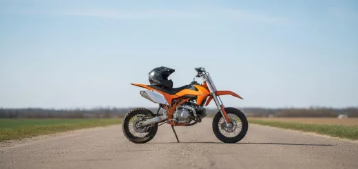RACER RC160-PH вид сбоку с шлемом дорожником