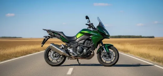 Kawasaki VERSYS 1000 SE в зелёном пластике на трассе с райдером