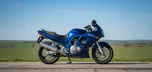 Suzuki GSX750F Katana 2001 года выпуска в синем цвете вид сбоку