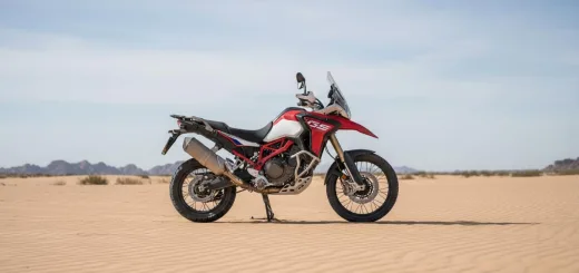 Honda CRF1000L Africa Twin 2017 года выпуска прыжок в пустынной местности
