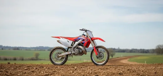 Honda CR125R 2005 года выпуска вид вблизи сбоку классическая расцветка ХОНДЫ