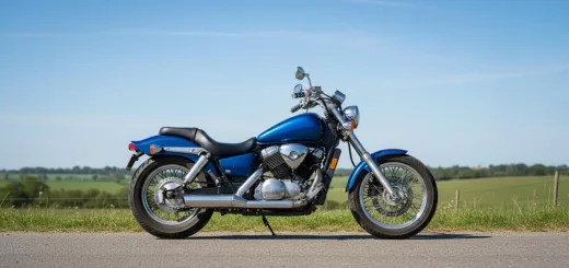 Honda Shadow Spirit 2002 года выпуска вид сбоку в синем цвете
