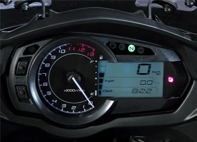 Приборная панель на байке Kawasaki Z1000, устанавливаемая до 2010 года