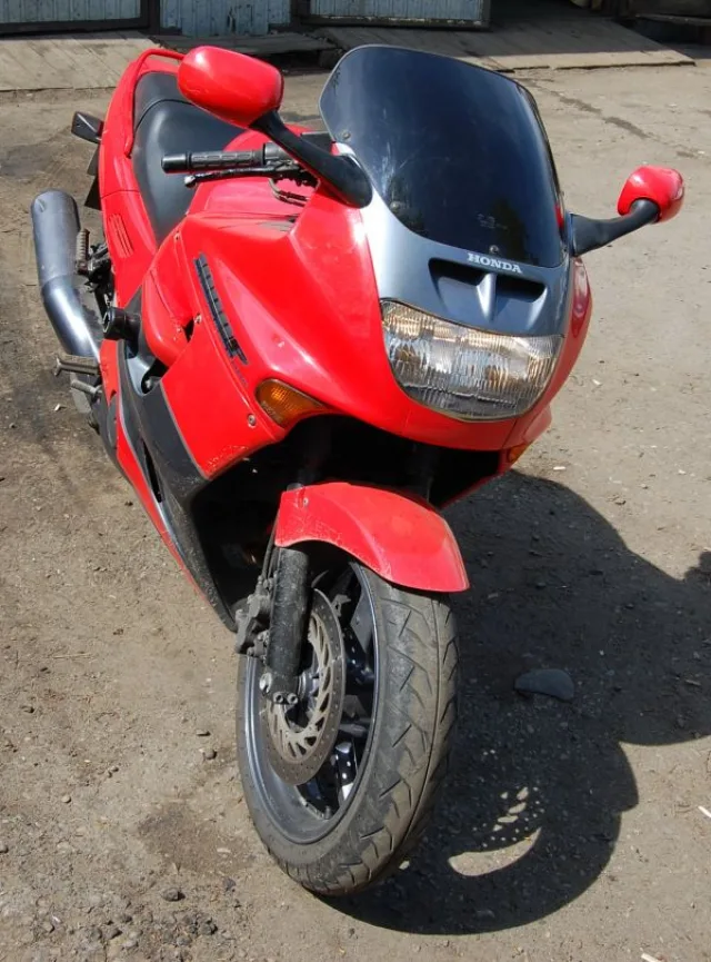 Тонированное ветровое стекло на обтекателе спорт-байка Honda CBR1000F