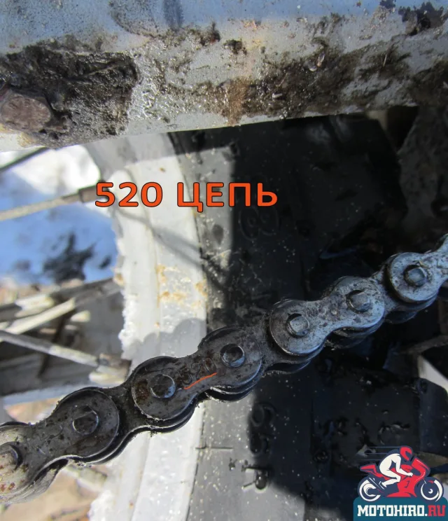 Роликовая цепь 520 типа на мотоцикле Xmotos XZ250 Enduro китайского производства.