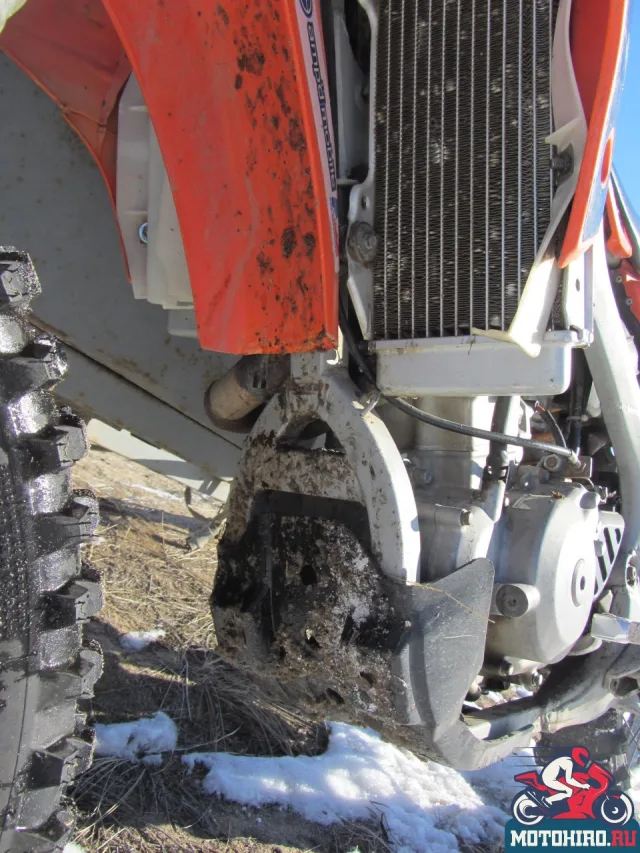 Стальная защита на моторе кроссового мотоцикла Xmotos XZ250 Cross