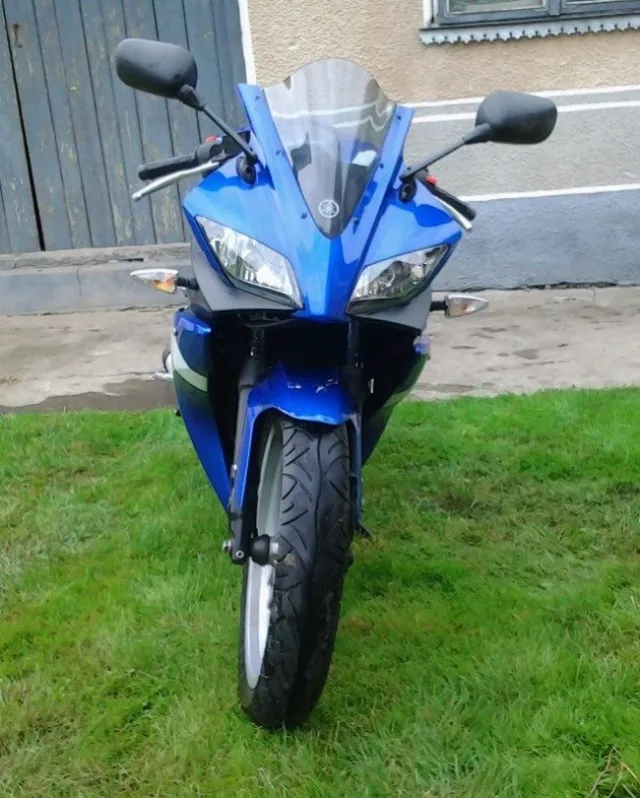 Узкие фары передней оптики мотоцикла Yamaha YZF-R125 японского производства