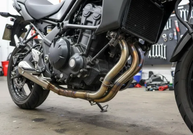 Выхлопной коллектор на двигателе японского байка Kawasaki KLE Versys 650