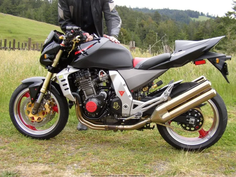 Вид сбоку спортивного байка Kawasaki Z1000 черного цвета 2003 года выпуска