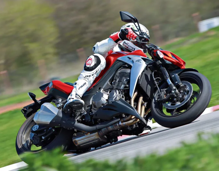 Мотогонщик в белом комбинезоне на тестовом испытании байка Kawasaki Z1000