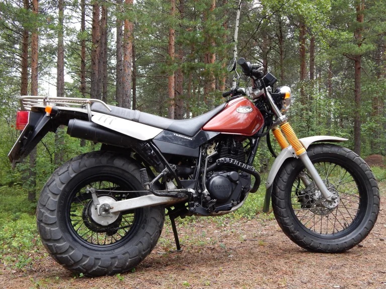 Yamaha TW 200 вид сбоку модернизированный