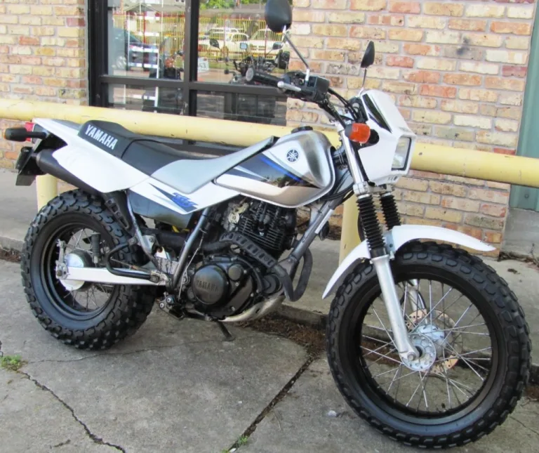 Белый Yamaha Tw 200 вид сбоку квадратная фара