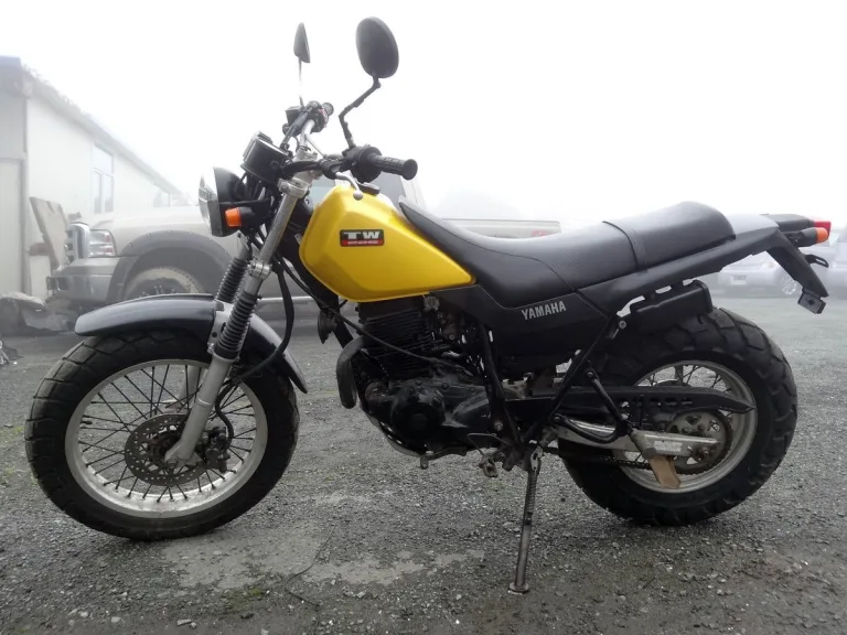 Yamaha TW 225 жёлтый бак вид сбоку 2002 год выпуска