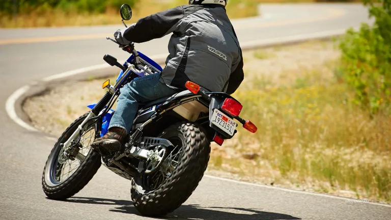 Yamaha TW 200 вид сзади закладывает в поворот