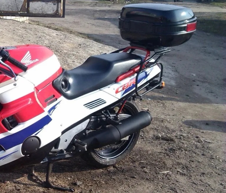 Пластиковый ящик на багажнике туристического байка Honda CBR1000F
