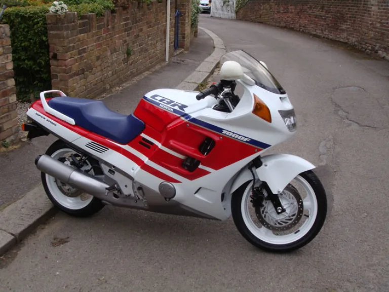Красные полосы на боковой облицовке байка Honda CBR1000F класса спорт-турист