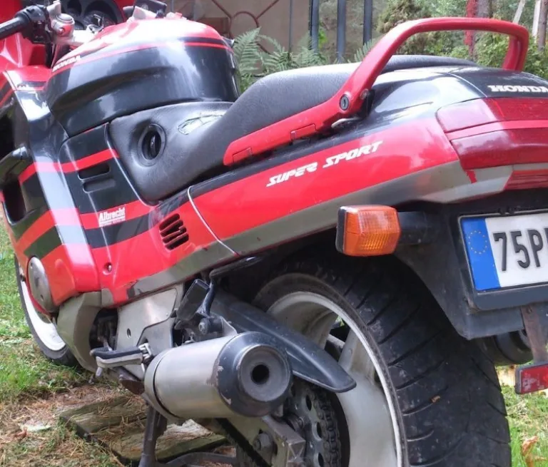 Желтый поворотник на крыле спортивного мотоцикла Honda CBR1000F
