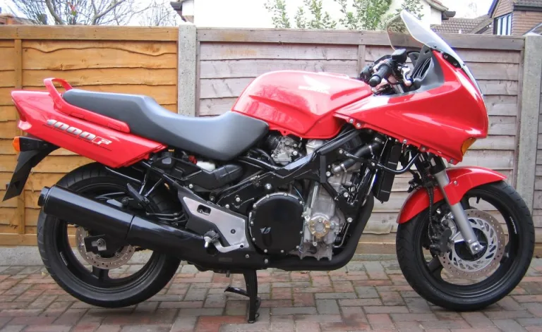 Мощный двигатель на стальной раме байка Honda CBR1000F, вид без боковых обтекателей
