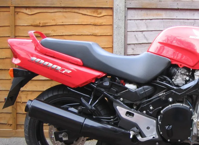 Сдвоенное сидение на японском мотоцикле Honda CBR1000F спорт-класса