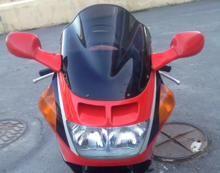 Большие красные зеркала на переднем обтекателе мотоцикла Honda CBR1000F