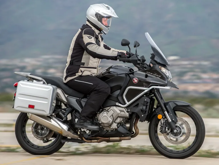 Алюминиевые кофры на черном мотоцикле Honda VFR1200X Crosstourer