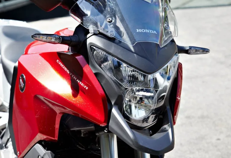 Головная оптика в ветровом обтекателе на байке Honda VFR1200X Crosstourer