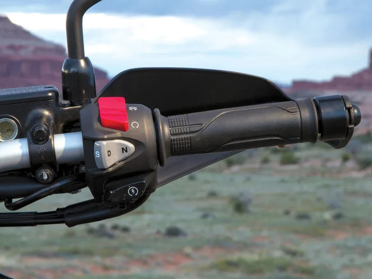 Правая рукоятка на руле туристического эндуро Honda VFR1200X Crosstourer