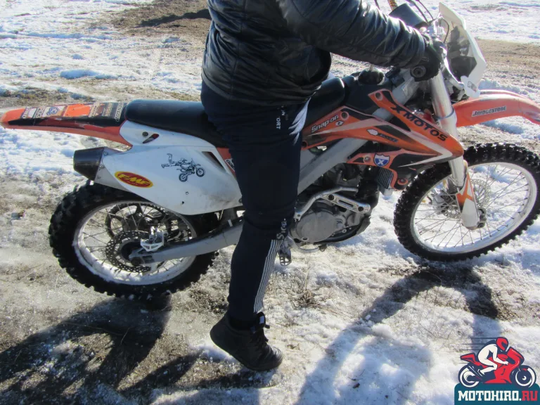 Удобная посадка мотоциклиста на кроссовом байке Xmotos XZ250 Cross