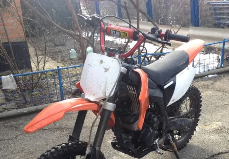 Табличка для порядкового номера на передней вилке байка Xmotos XZ250 версии Cross