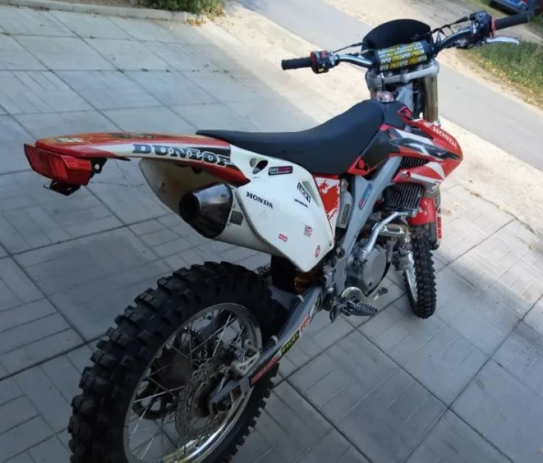 Высоко поднятый глушитель под крылом мотоцикла Xmotos XZ250 Enduro