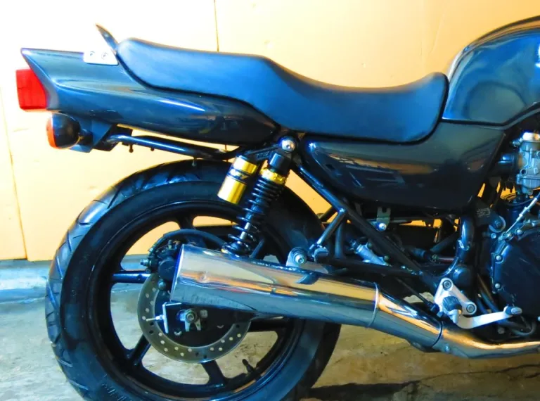 Большое сидение для водителя и пассажира на дорожном байке Honda CB 750