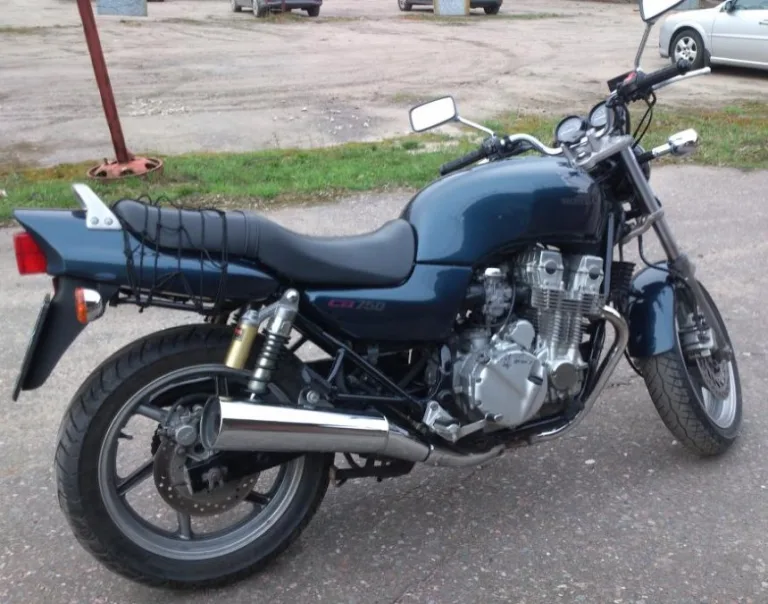 Темно-синий байк Honda CB 750 с хромированным глушителем