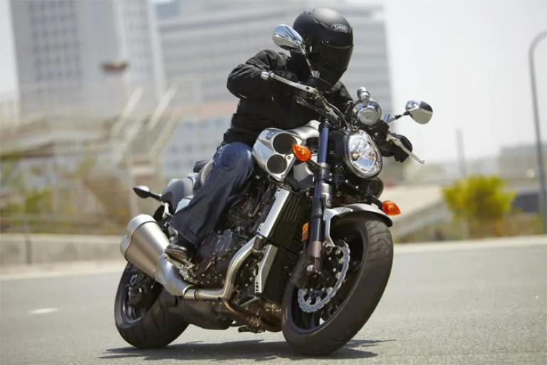 Байкер в черном шлеме на легендарном Yamaha V MAX 1700 японского производства