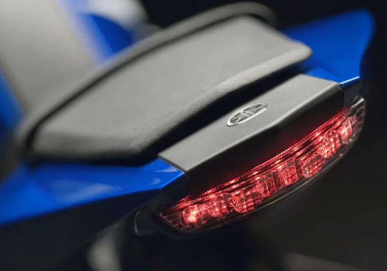 Включенный стоп-сигнал в заднем фонаре спорт-байка Yamaha YZF-R125