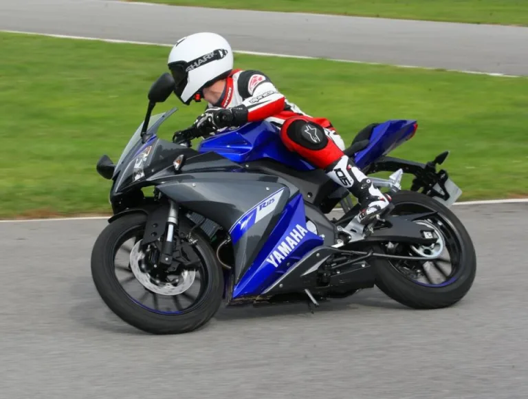 Прохождение крутого виража гоночной трассы на мотоцикле Yamaha YZF-R125