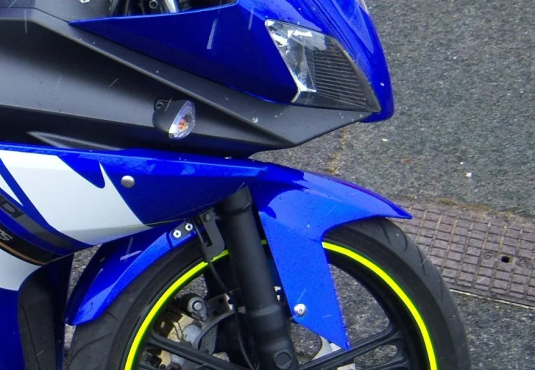 Пластиковое крыло с ушами на передней вилке японского байка Yamaha YZF-R125