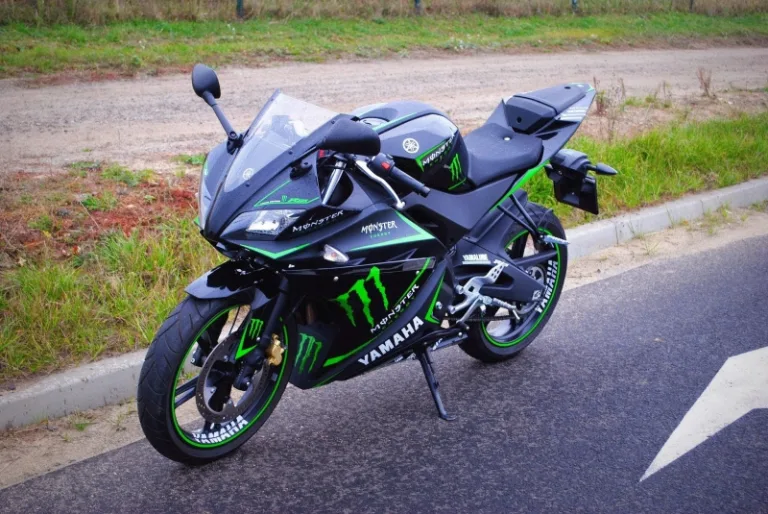 Вид сбоку японского байка Yamaha YZF-R125 спортивного класса