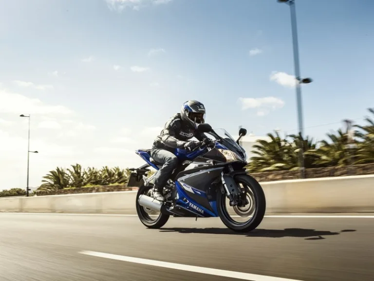 Разгон до сотни на новом мотоцикле Yamaha YZF-R125 по пустынной трассе