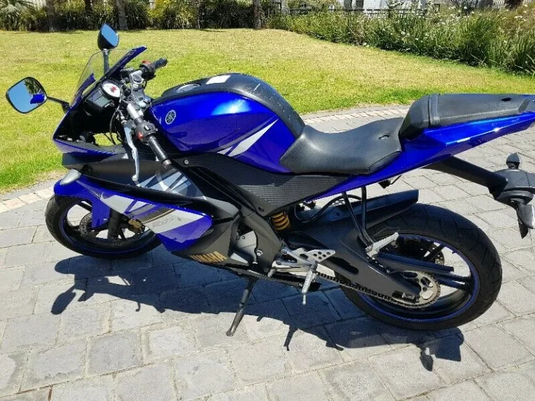 Раздельные сидения с черной обивкой на байке Yamaha YZF-R125