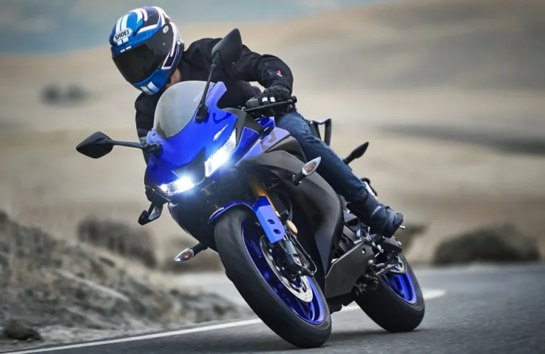 Включенный дальний свет в узких фарах байка Yamaha YZF-R125