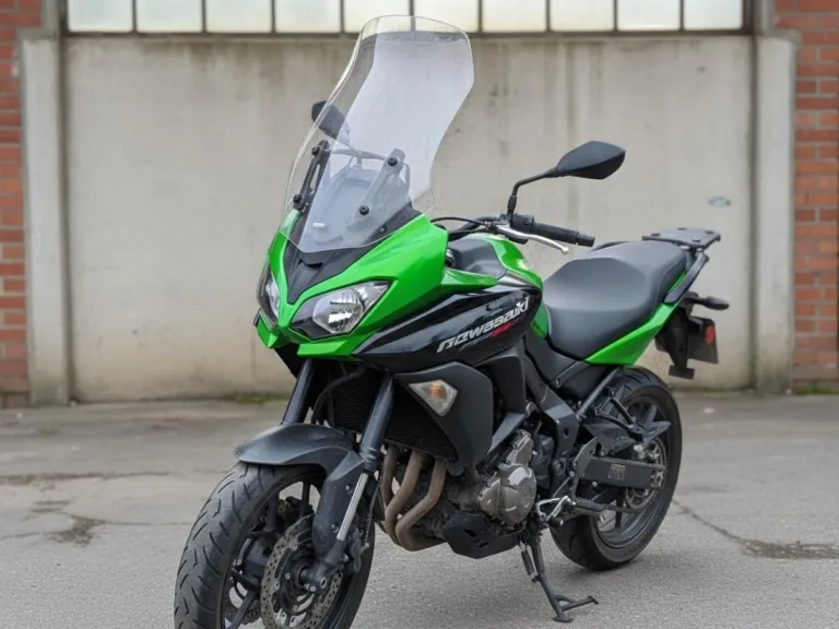 Высокое ветровое стекло на байке Kawasaki KLE Versys 650 яркой расцветки