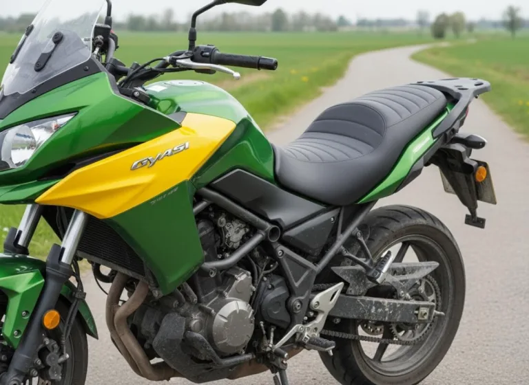 Широкое и удобное сидение на мотоцикле Kawasaki KLE Versys 650 с желтым крылом