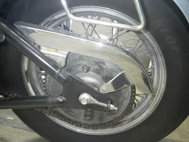 Хромированный щиток на цепи японского байка Kawasaki Vulcan VN 400