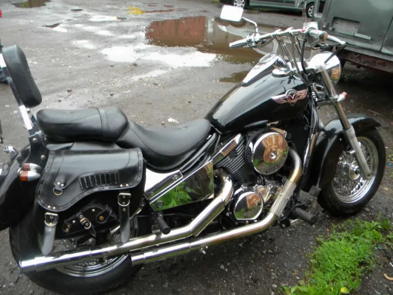 Кожаные кофры под пассажирским сидением на байке Kawasaki Vulcan VN 400