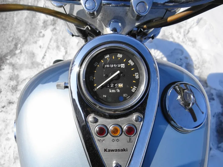Приборная панель на бензобаке японского круизера Kawasaki Vulcan VN 400