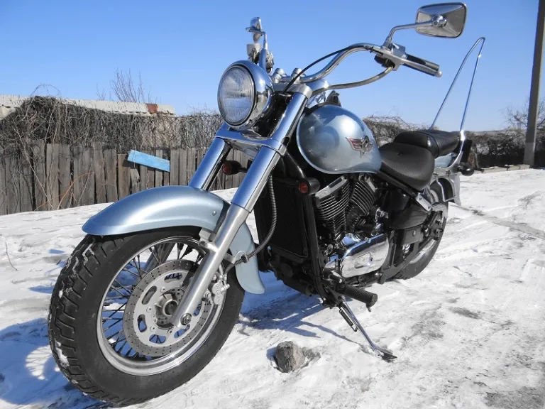 Телескопическая вилка в передней части мотоцикла Kawasaki Vulcan VN 400