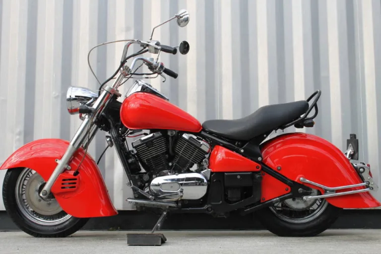 Глубокие крылья красного цвета на байке Kawasaki Vulcan VN400 модели Drifter