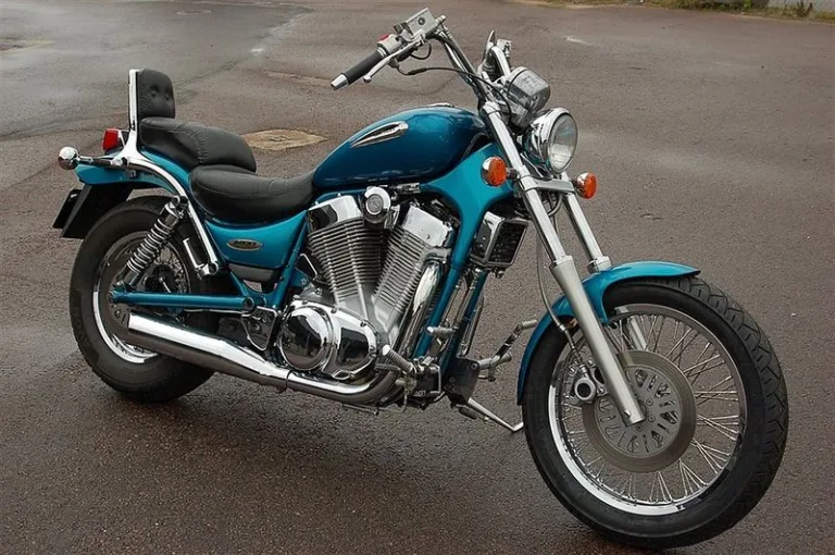 Хромированный двигатель на чоппере японского производства Suzuki Intruder VS400