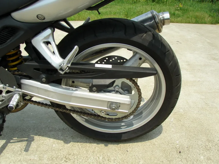 Задняя подвеска с маятником из алюминиевого сплава на байке Suzuki SV400